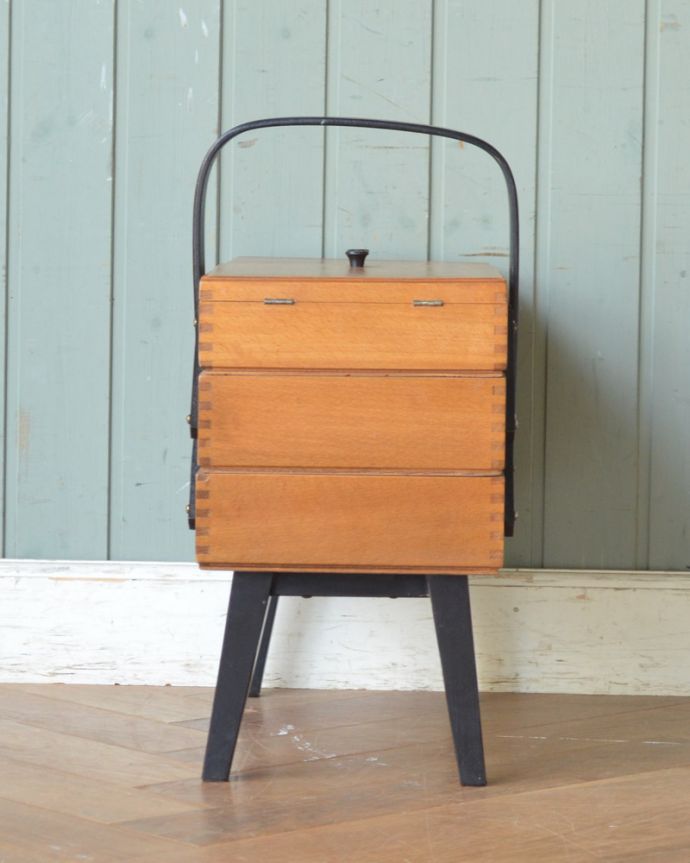 ソーイングボックス　アンティーク家具　脚付きのアンティークソーイングボックス、ブラックのライン入り（裁縫箱）。持ち手があるので、持ち運びもラクラクです。(k-1611-f)