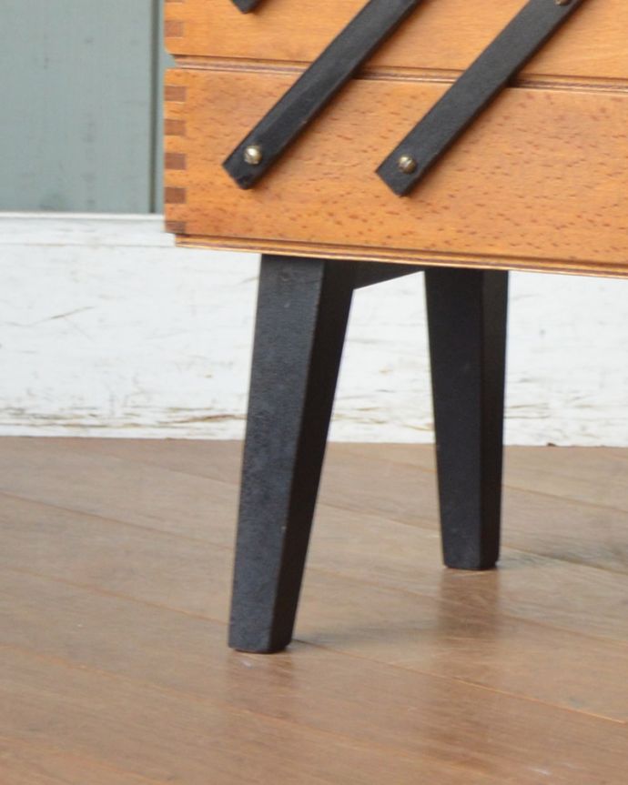 ソーイングボックス　アンティーク家具　脚付きのアンティークソーイングボックス、ブラックのライン入り（裁縫箱）。ハの字に開いた脚です。(k-1611-f)