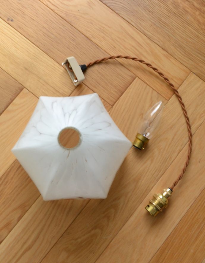 ペンダントライト 照明・ライティング しっとりと大人っぽいデザインのアンティークペンダントライト(天井付け照明)。ガラスシェード、コード、電球1個を全てセットでお届けするので、届いてすぐに取り付けられます。(k-1611-z)