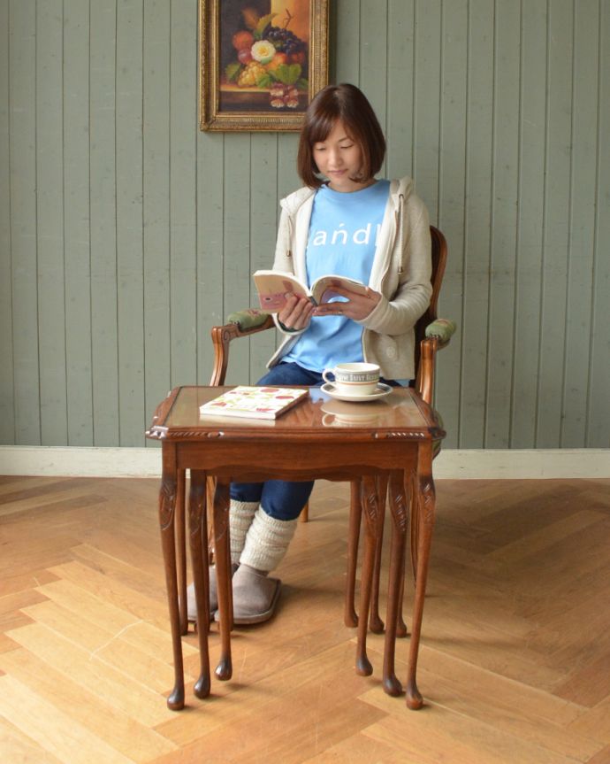 ロイドテーブル アンティーク家具 上品なアンティークの英国家具、革張り天板のネストテーブル。キレイに見えるように計算されて作られています。(k-1612-f)