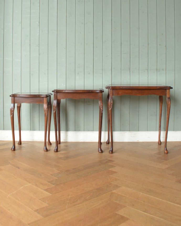 ロイドテーブル アンティーク家具 上品なアンティークの英国家具、革張り天板のネストテーブル。大・中・小サイズのテーブルがセットでお届けします。(k-1612-f)