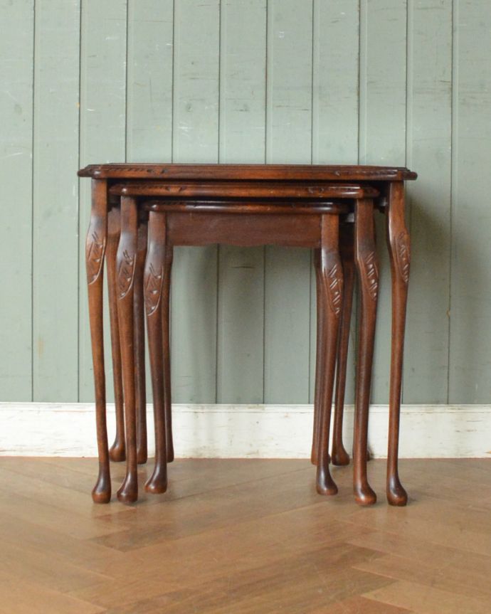 ロイドテーブル アンティーク家具 上品なアンティークの英国家具、革張り天板のネストテーブル。正面から見てもピタッと収まっています。(k-1612-f)