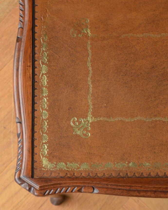 ロイドテーブル アンティーク家具 上品なアンティークの英国家具、革張り天板のネストテーブル。角もキレイな状態です。(k-1612-f)