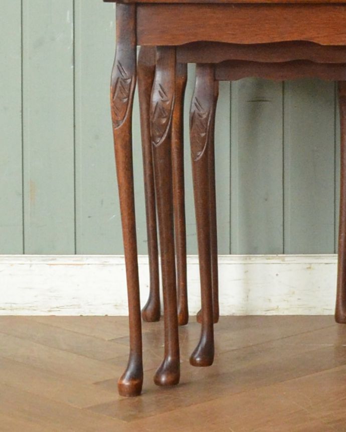 ロイドテーブル アンティーク家具 上品なアンティークの英国家具、革張り天板のネストテーブル。キチンとお直ししてありますので、安定感のある脚です。(k-1612-f)