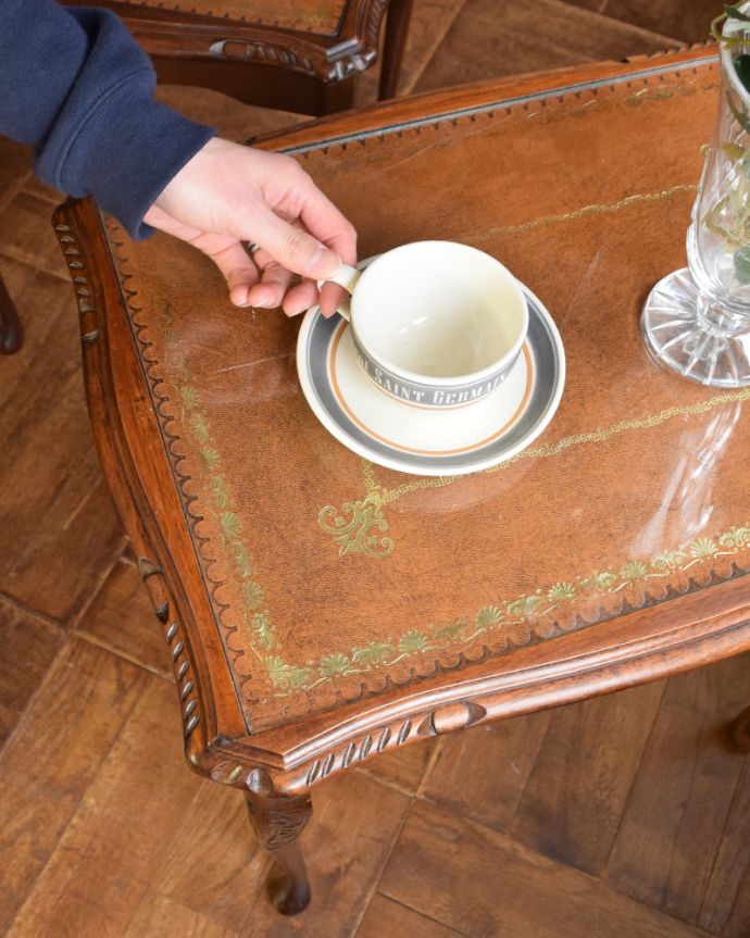 ロイドテーブル アンティーク家具 上品なアンティークの英国家具、革張り天板のネストテーブル。高級感溢れる革張りの天板何を置いても、なんだかワクワクしちゃう・・・。(k-1612-f)