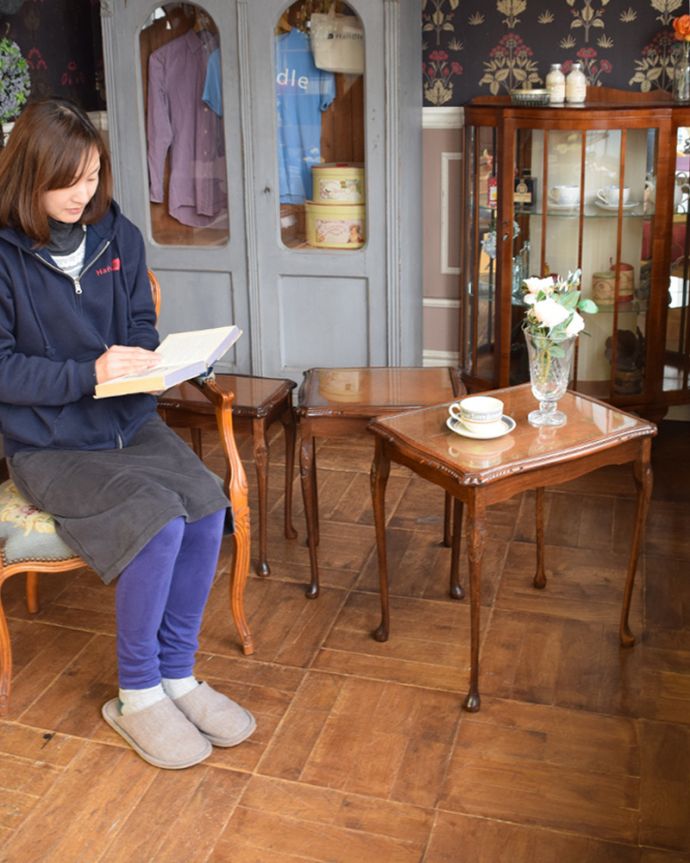 ロイドテーブル アンティーク家具 上品なアンティークの英国家具、革張り天板のネストテーブル。使い方も自由自在。(k-1612-f)