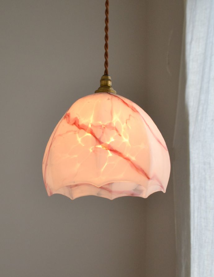 ペンダントライト　照明・ライティング　高級感のあるアンティーク照明、バルーン型のペンダントライト（コード・シャンデリア電球付き）。電気を点けると、マーブル模様の隙間から電球の灯りが零れます。(k-1612-z)