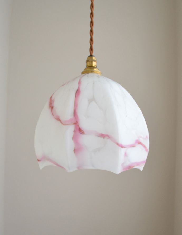 ペンダントライト　照明・ライティング　高級感のあるアンティーク照明、バルーン型のペンダントライト（コード・シャンデリア電球付き）。電気を点けていなくても、とっても素敵。(k-1612-z)