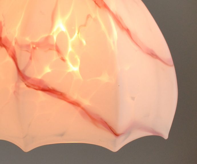 ペンダントライト　照明・ライティング　高級感のあるアンティーク照明、バルーン型のペンダントライト（コード・シャンデリア電球付き）。ガラスの模様が、アンティーク独特の風合いになっています。(k-1612-z)