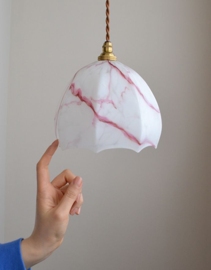 ペンダントライト　照明・ライティング　高級感のあるアンティーク照明、バルーン型のペンダントライト（コード・シャンデリア電球付き）。光を通すとなんとも言えないステキな雰囲気でお部屋を照らしてくれます。(k-1612-z)