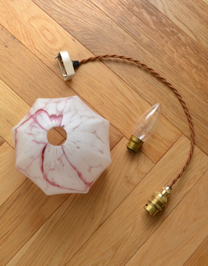 ペンダントライト　照明・ライティング　高級感のあるアンティーク照明、バルーン型のペンダントライト（コード・シャンデリア電球付き）。ガラスシェード、コード、電球1個を全てセットでお届けするので、届いてすぐに取り付けられます。(k-1612-z)