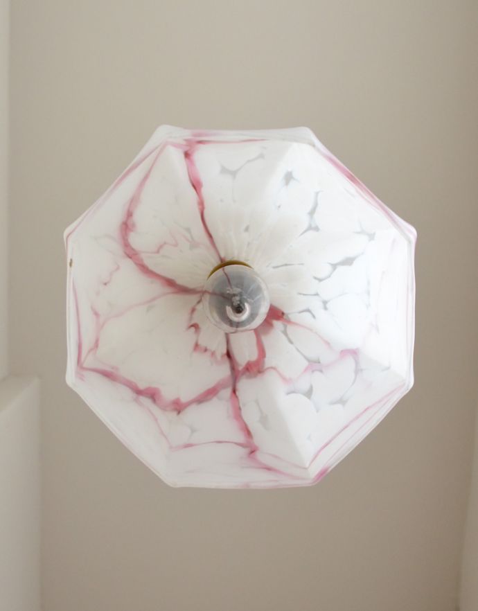 ペンダントライト　照明・ライティング　高級感のあるアンティーク照明、バルーン型のペンダントライト（コード・シャンデリア電球付き）。下から見るとこんな感じです。(k-1612-z)