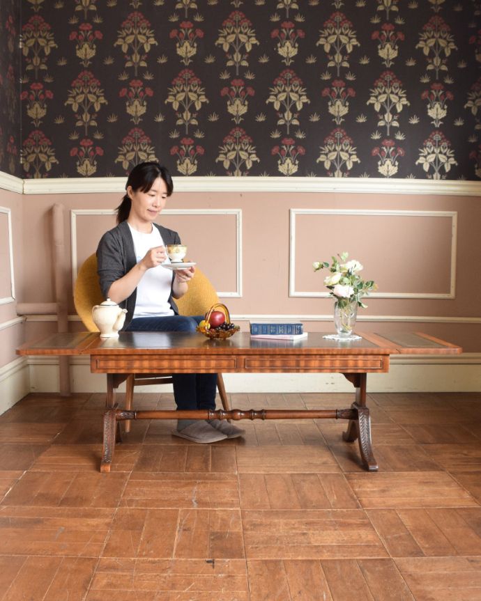 ロイドテーブル　アンティーク家具　使い勝手が良い伸張式タイプ、レザー張りのアンティークコーヒーテーブル。どんなテイストにもマッチしてしまうコーヒーテーブルです。(k-1614-f)