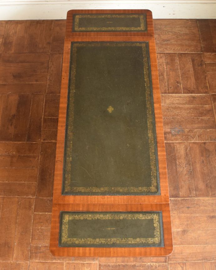 ロイドテーブル　アンティーク家具　使い勝手が良い伸張式タイプ、レザー張りのアンティークコーヒーテーブル。天板には、落ち着いたグリーンのレザー張られています。(k-1614-f)