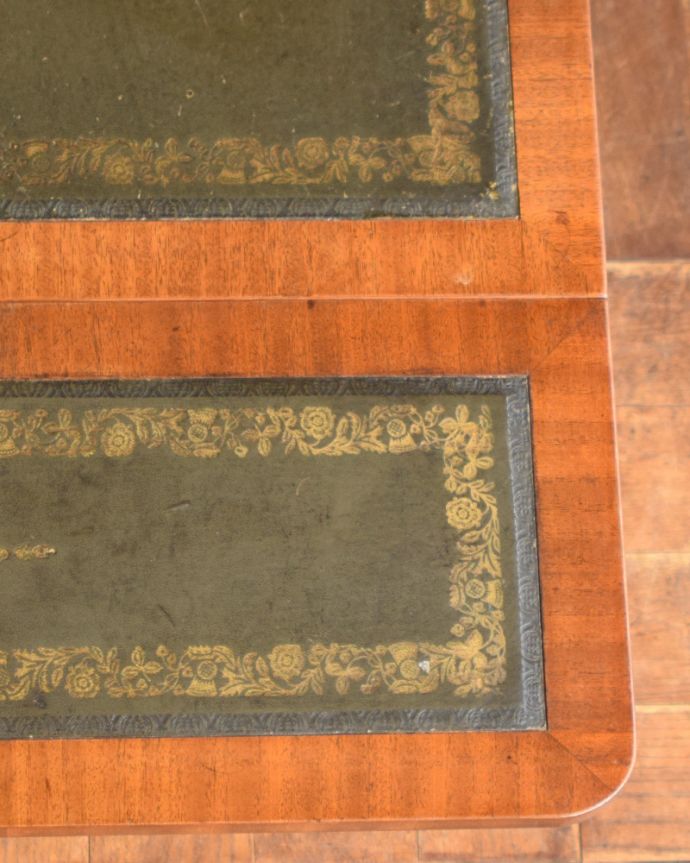 ロイドテーブル　アンティーク家具　使い勝手が良い伸張式タイプ、レザー張りのアンティークコーヒーテーブル。縁取りはゴールドで飾られています。(k-1614-f)