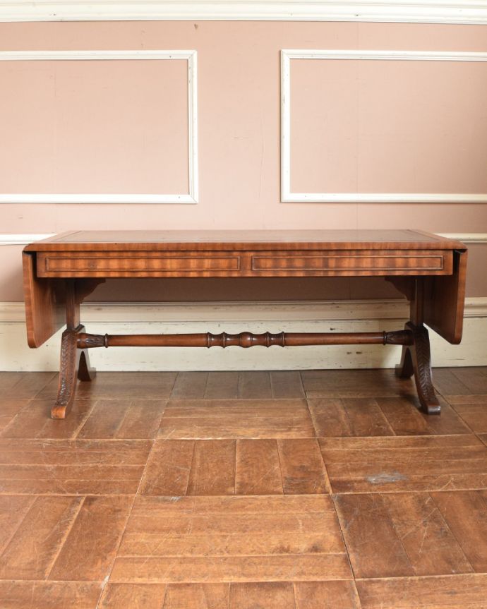ロイドテーブル　アンティーク家具　使い勝手が良い伸張式タイプ、レザー張りのアンティークコーヒーテーブル。使わないときは、たたんで壁につけておけば、お部屋が広く使えます。(k-1614-f)