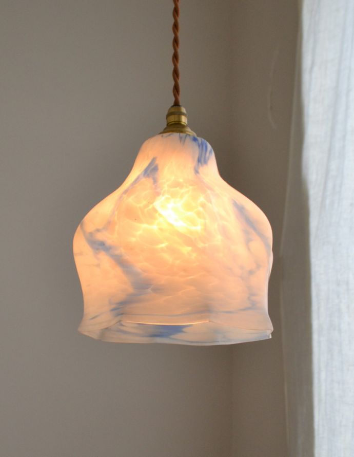 ペンダントライト　照明・ライティング　爽やかにブルーとホワイトをマーブルさせたアンティークペンダントライト（天井付け照明）。電気をつけると、マーブルの模様が浮かび上がって、まるで夕焼けの空を見ているような幻想的な空間が広がります。(k-1615-z)