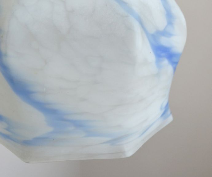 ペンダントライト　照明・ライティング　爽やかにブルーとホワイトをマーブルさせたアンティークペンダントライト（天井付け照明）。シェードは、アンティークのため、誤差があったり、キズ、汚れが入っている場合もあります。(k-1615-z)