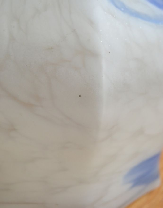 ペンダントライト　照明・ライティング　爽やかにブルーとホワイトをマーブルさせたアンティークペンダントライト（天井付け照明）。アンティークは新品ではないので、経年変化によるキズはありますが、専門の職人によって目立たないようにキレイにお直しをしています。(k-1615-z)