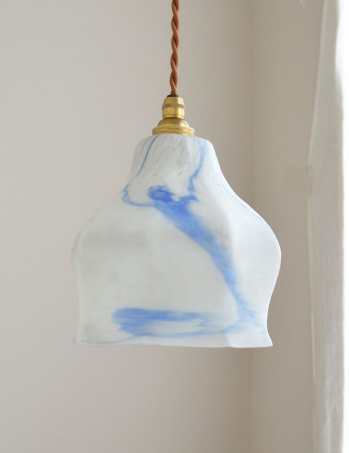 ペンダントライト　照明・ライティング　爽やかにブルーとホワイトをマーブルさせたアンティークペンダントライト（天井付け照明）。【 シェードのサイズ 】直径15×高さ15.5cmコードは50、80cm以外にも、ご希望の長さで加工してお届けします。(k-1615-z)