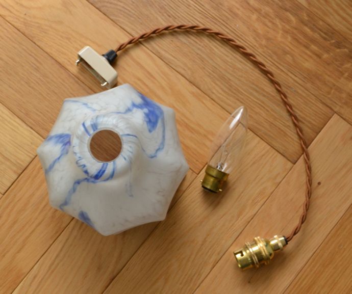 ペンダントライト　照明・ライティング　爽やかにブルーとホワイトをマーブルさせたアンティークペンダントライト（天井付け照明）。ガラスシェード、コード、電球1個を全てセットでお届けするので、届いてすぐに取り付けられます。(k-1615-z)