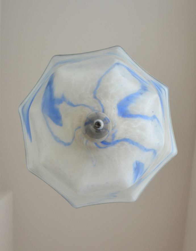 ペンダントライト　照明・ライティング　爽やかにブルーとホワイトをマーブルさせたアンティークペンダントライト（天井付け照明）。下から見るとこんな感じです。(k-1615-z)