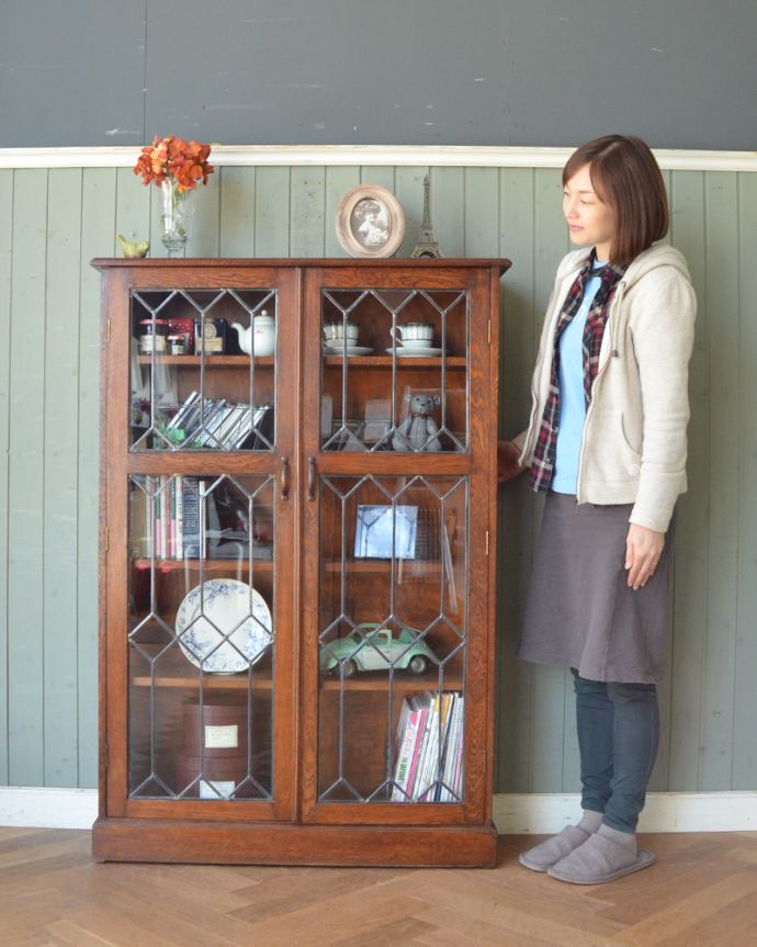 アンティークのキャビネット　アンティーク家具　英国より入荷のアンティーク家具、美しいガラス扉のブックケース。本棚としてはもちろん、グラスや食器を並べて飾り棚としても素敵ですよ。(k-1616-f)