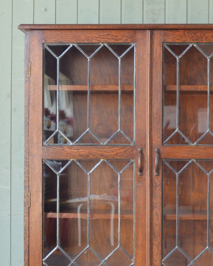 アンティークのキャビネット　アンティーク家具　英国より入荷のアンティーク家具、美しいガラス扉のブックケース。ガラスが美しく、お部屋に海外の空気が流れていきます。(k-1616-f)