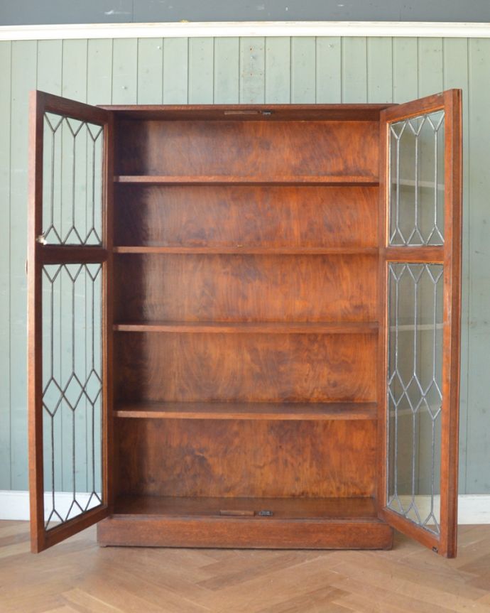 アンティークのキャビネット　アンティーク家具　英国より入荷のアンティーク家具、美しいガラス扉のブックケース。食器や写真立て、本やDVDなどなど、たくさん飾ればディスプレイの幅が広がります！ガラスが大きいので、中に飾ったものがいい感じに見えてオシャレになります。(k-1616-f)