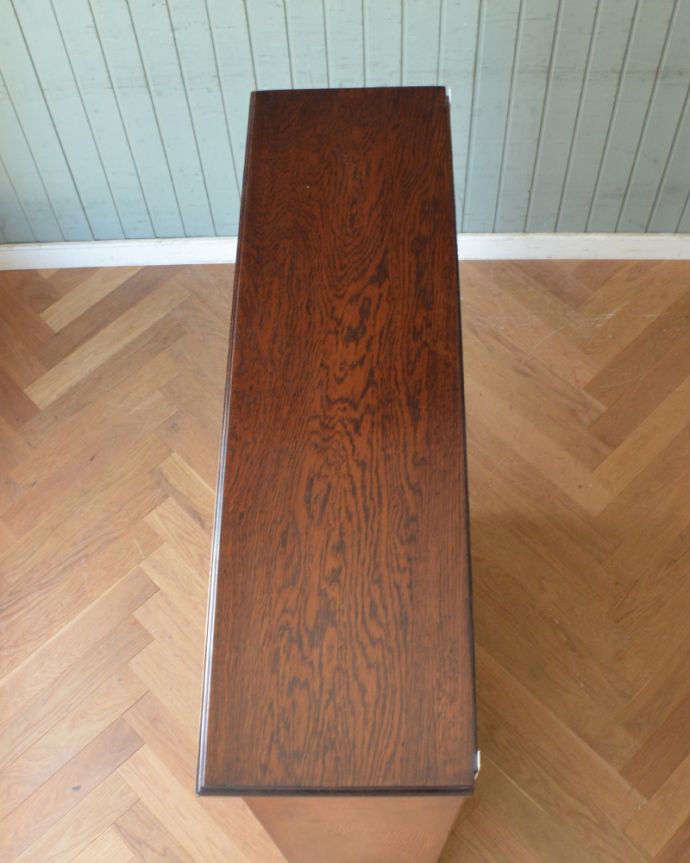 アンティークのキャビネット　アンティーク家具　英国より入荷のアンティーク家具、美しいガラス扉のブックケース。天板もピカピカにお直ししました。(k-1616-f)