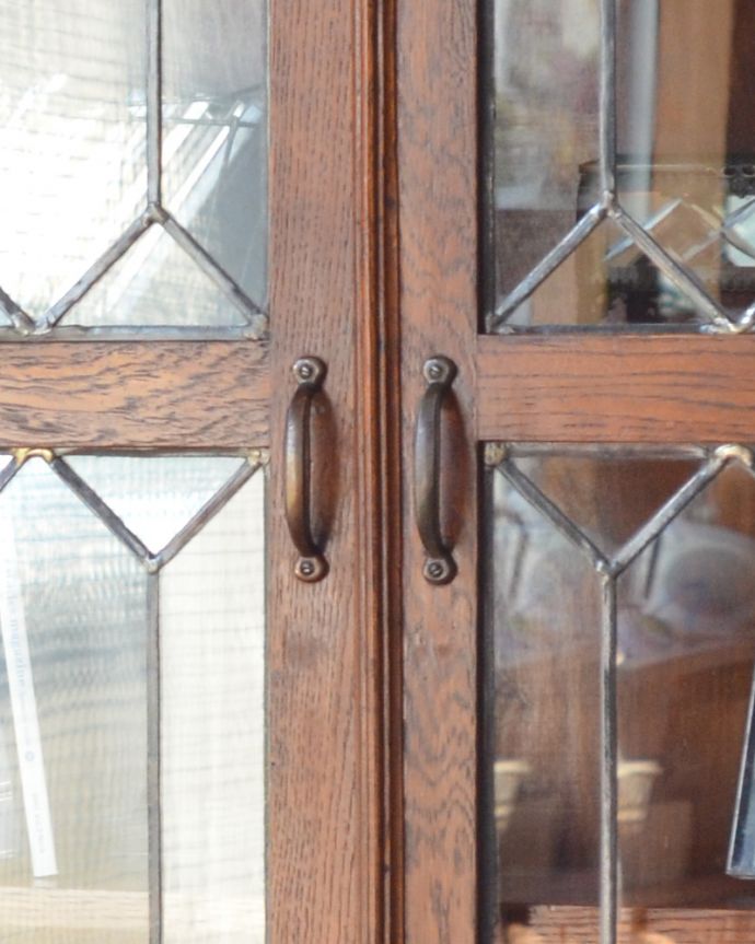 アンティークのキャビネット　アンティーク家具　英国より入荷のアンティーク家具、美しいガラス扉のブックケース。扉の取っ手のデザインも品があって、嬉しいです。(k-1616-f)