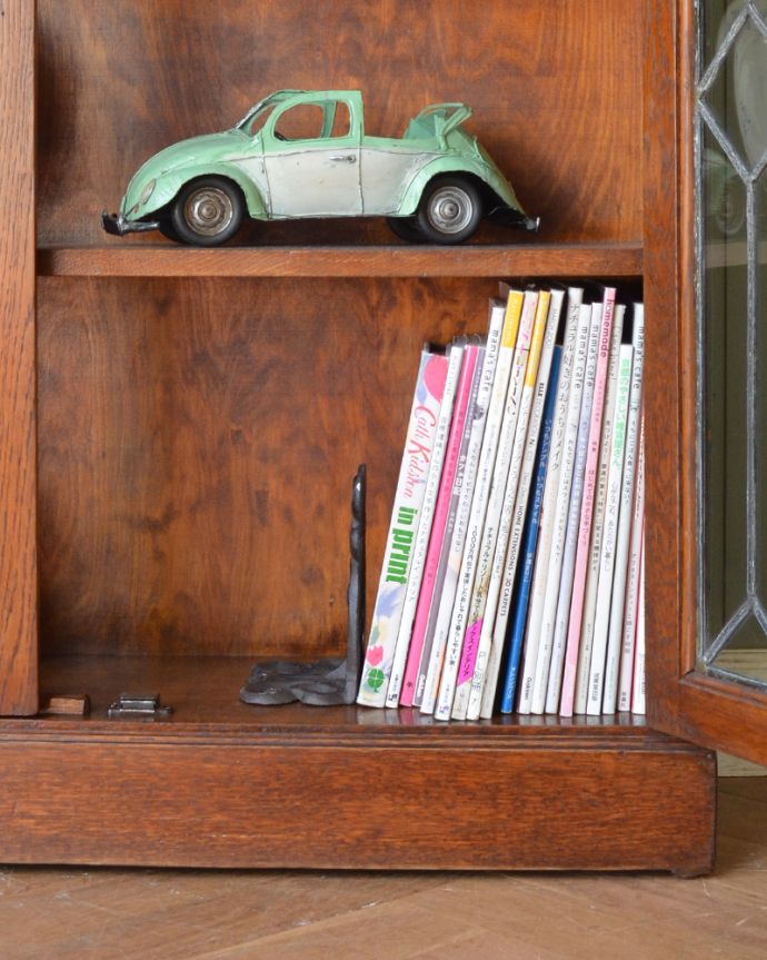 アンティークのキャビネット　アンティーク家具　英国より入荷のアンティーク家具、美しいガラス扉のブックケース。雑誌のサイズもこのようにスッキリ収まります。(k-1616-f)