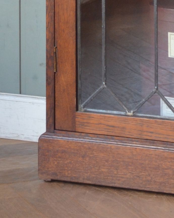 アンティークのキャビネット　アンティーク家具　英国より入荷のアンティーク家具、美しいガラス扉のブックケース。どっしりした脚で、キチンと支えてくれます。(k-1616-f)