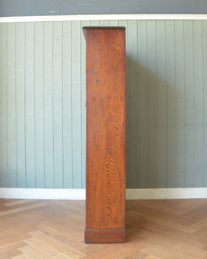 アンティークのキャビネット　アンティーク家具　英国より入荷のアンティーク家具、美しいガラス扉のブックケース。横から見てもピカピカです。(k-1616-f)