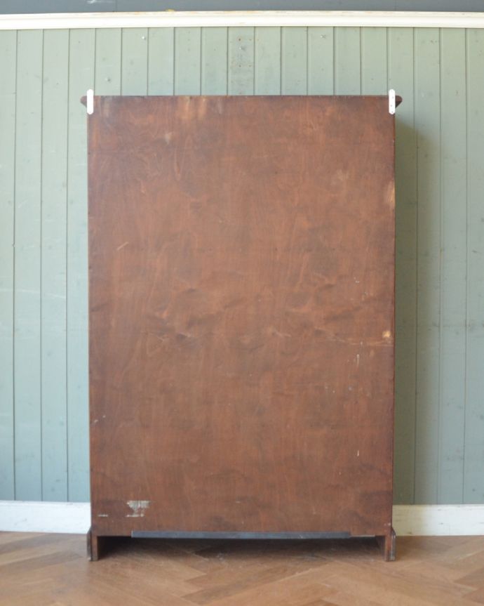 アンティークのキャビネット　アンティーク家具　英国より入荷のアンティーク家具、美しいガラス扉のブックケース。アンティークは新品ではないので、もちろん経年変化によるキズはありますが、専門の職人が目立たないようキレイにお直しをしているので、後姿までキレイです。(k-1616-f)