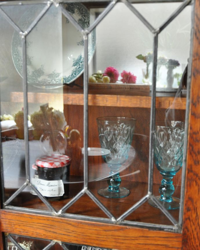 アンティークのキャビネット　アンティーク家具　英国より入荷のアンティーク家具、美しいガラス扉のブックケース。ケイムが上品なアクセントになっています。(k-1616-f)