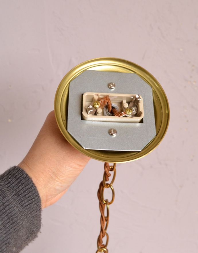 シャンデリア 照明・ライティング イギリスから届いた貴重なフルーツ模様のアンティークハンギングボウル(照明)(E26球付)。引っ掛けシーリングのタイプに加工してお届けしますので、リビングやダイニングテーブルの上などお好きな場所に簡単に取り付けてみてください。(k-1616-z)