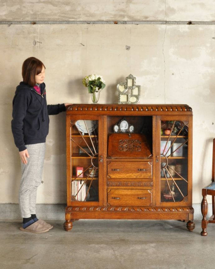 ビューロー　アンティーク家具　彫刻の美しいサイドバイサイド、イギリスのアンティーク家具。女性のためにあるような家具。(k-1618-f)