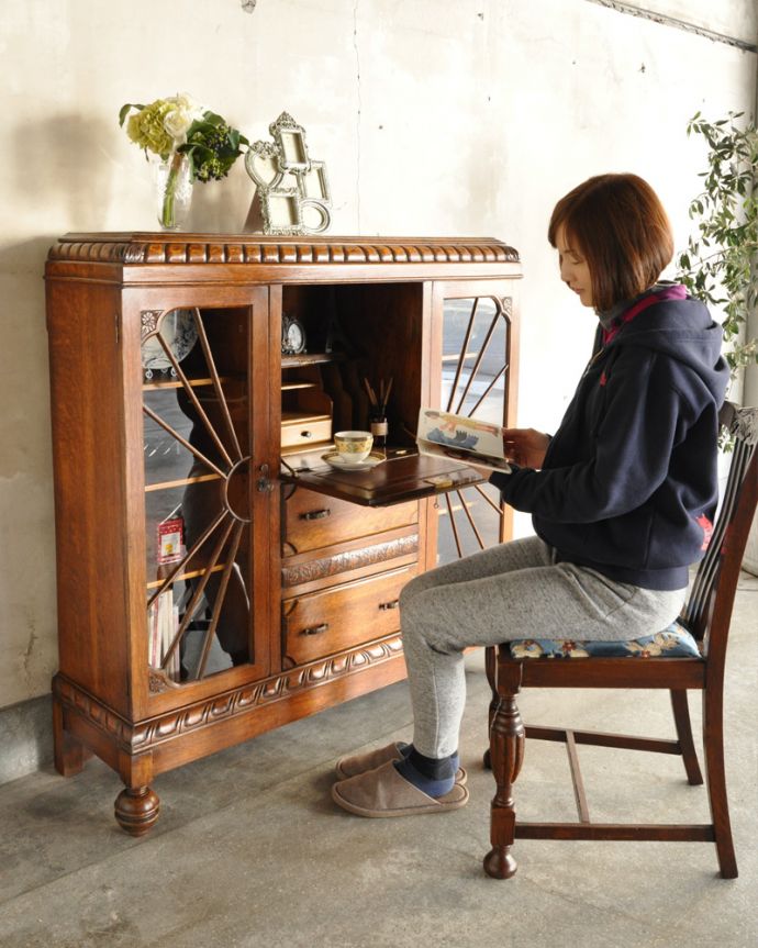 ビューロー　アンティーク家具　彫刻の美しいサイドバイサイド、イギリスのアンティーク家具。ビューロー機能は椅子を持ってくるだけでちょっとしたデスクにもなります。(k-1618-f)