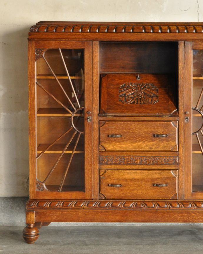 ビューロー　アンティーク家具　彫刻の美しいサイドバイサイド、イギリスのアンティーク家具。本棚として使ってもいいですし、ホコリが入る心配がないので、お気に入りの雑貨や写真をディスプレイしてもステキ！。(k-1618-f)