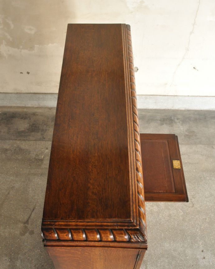 ビューロー　アンティーク家具　彫刻の美しいサイドバイサイド、イギリスのアンティーク家具。天板も木目がとってもキレイです。(k-1618-f)