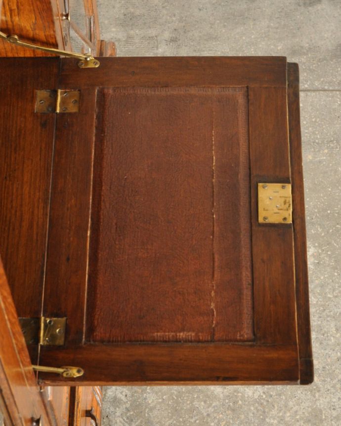 ビューロー　アンティーク家具　彫刻の美しいサイドバイサイド、イギリスのアンティーク家具。デスクには革が貼ってあります。(k-1618-f)