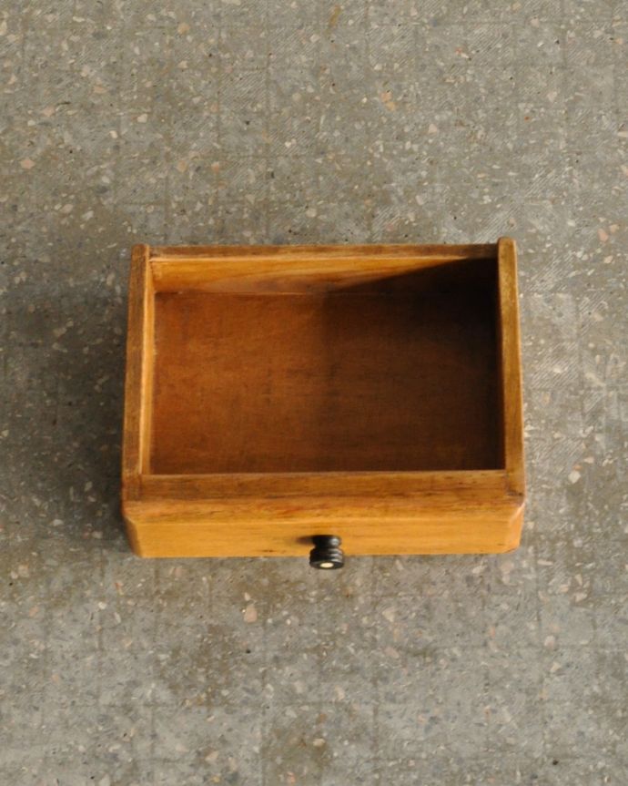 ビューロー　アンティーク家具　彫刻の美しいサイドバイサイド、イギリスのアンティーク家具。ビューローの中央に小さな引き出しが１杯付いています。(k-1618-f)