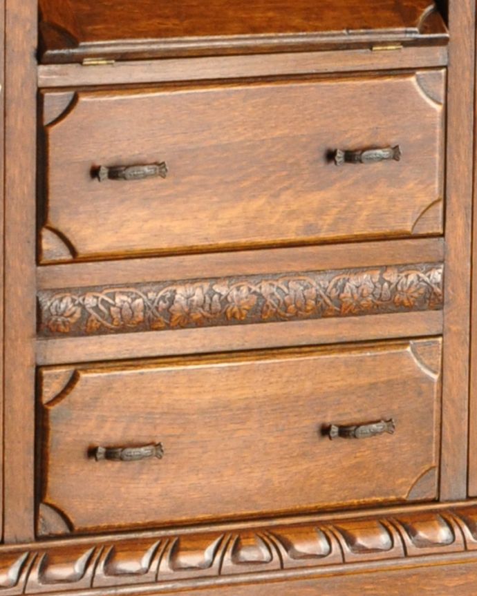 ビューロー　アンティーク家具　彫刻の美しいサイドバイサイド、イギリスのアンティーク家具。引き出しの取っ手は、ハンドルタイプ。(k-1618-f)