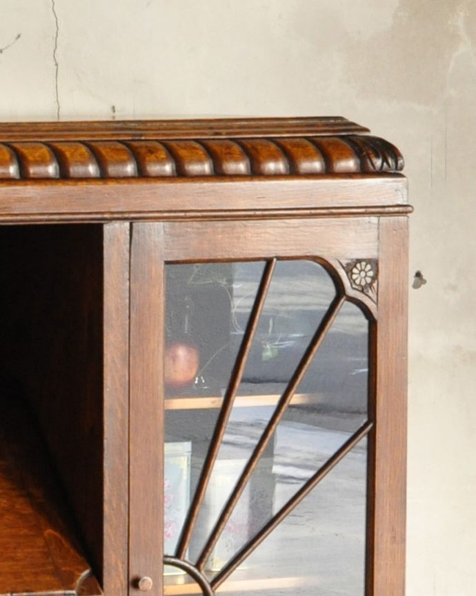 ビューロー　アンティーク家具　彫刻の美しいサイドバイサイド、イギリスのアンティーク家具。隅々まで美しい彫りが施されています。(k-1618-f)