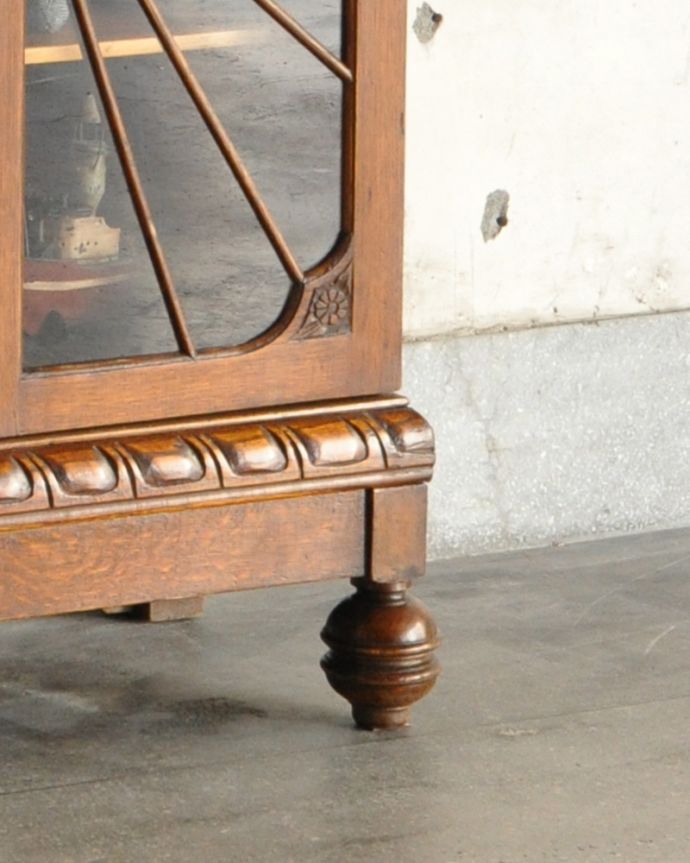 ビューロー　アンティーク家具　彫刻の美しいサイドバイサイド、イギリスのアンティーク家具。脚の凝った装飾がアンティークならでは。(k-1618-f)