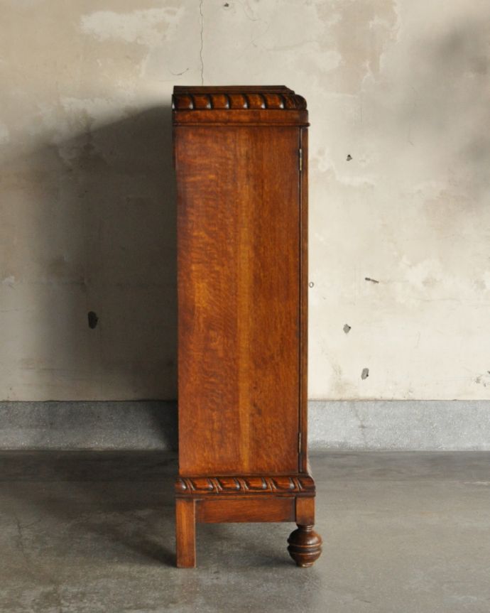 ビューロー　アンティーク家具　彫刻の美しいサイドバイサイド、イギリスのアンティーク家具。横から見ると、こんなにスッキリ！場所をとらずに片付けたい方にピッタリです。(k-1618-f)