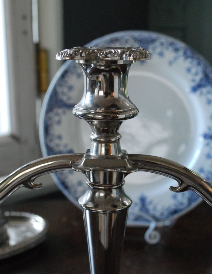 ダイニングに映えるアンティークのキャンドルスタンド（3本用）(k