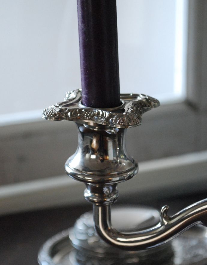 ダイニングに映えるアンティークのキャンドルスタンド（3本用）(k