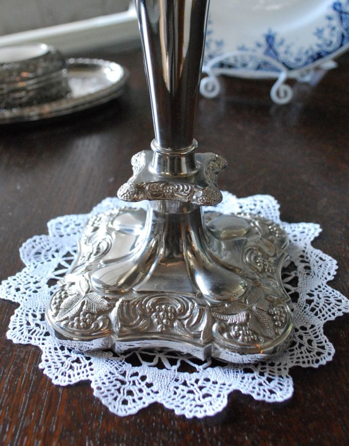 ダイニングに映えるアンティークのキャンドルスタンド（3本用）(k